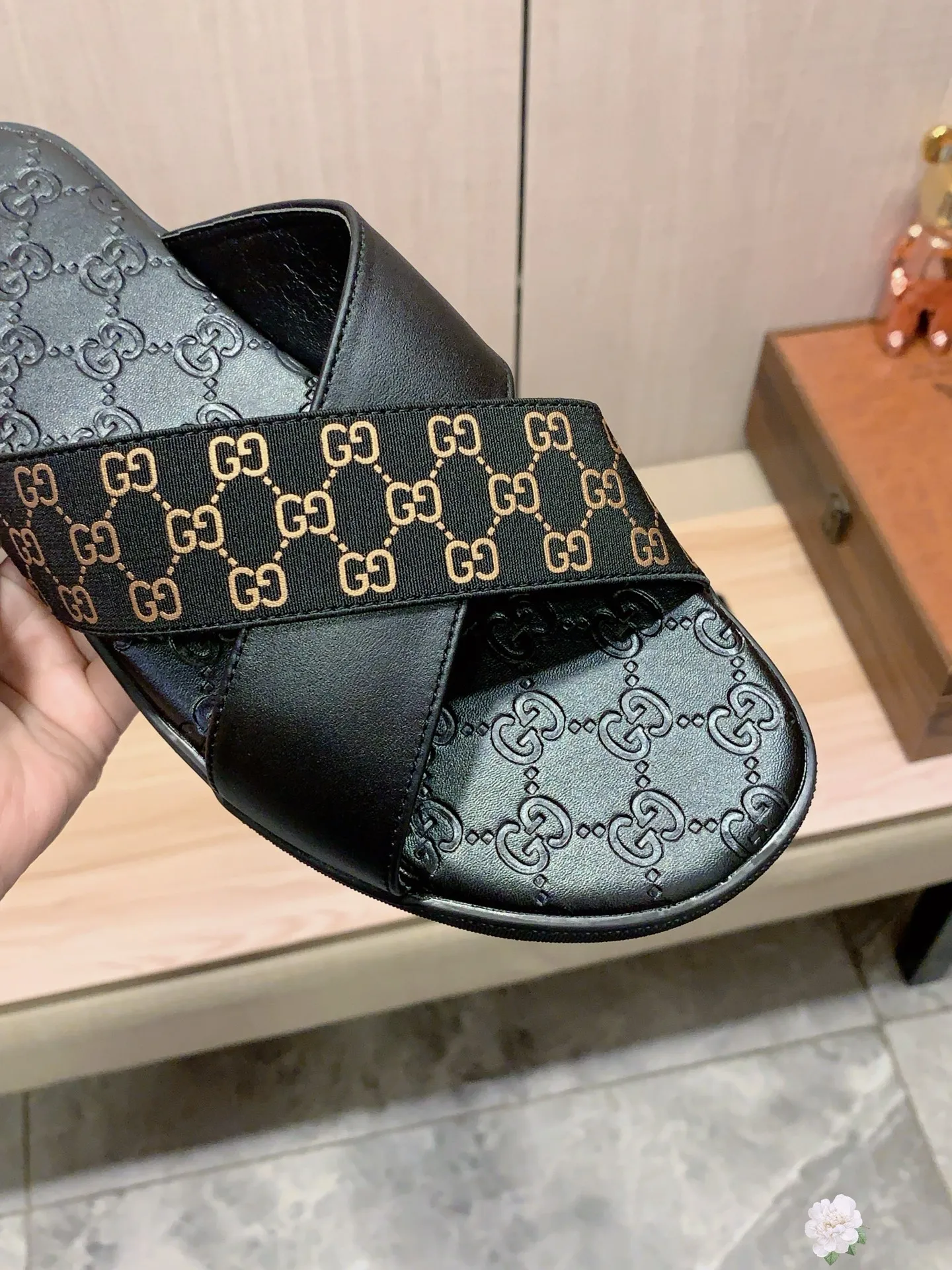 Slippers: New model: Factory price: 260💰💰🎩🎩🔥🔥《 Gucci* 》Series of slippers top purchasing agent🔍🔍Sold at the same time for men, original Italian imported webbing made of selected cowhide, exquisite workmanship,), sole: (super comfortable) original factory special sole, ⚠️exclusive double-layer movable molded sole super comfortable⚠️, real shot🎬the real thing is more beautiful🔍🔍266 regular code 38-44, can be ordered 45.